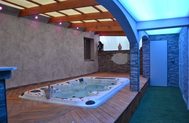 Romantic apartment with large spa