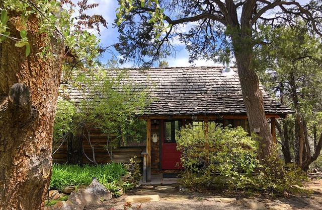 Romantic Bungalow on Private Lake w/Hot Tub