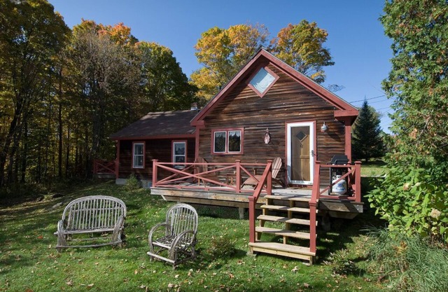 Romantic Cabin: Pet Friendly, Close to Town, Wood stove, 1 Bdrm + Loft