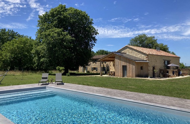 Romantic holiday accommodation sleeps 4, with shared swimming pool in Dordogne