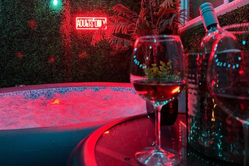 Romantic Hot Tub Escape Discreet & Private