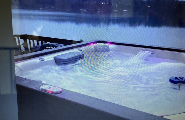 Romantic Lakefront Hideaway Close to downtown, Belmont Whitewater CenternAirport