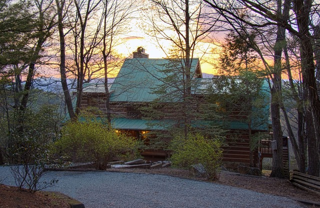 Romantic Leatherwood Mtn Log Home 19.3 acres/Panoramic View/Near Boone