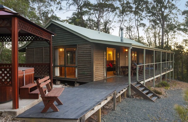 Romantic log cabin or Family Cabin. 3 bedroom. Spa & spa bath. Great views.