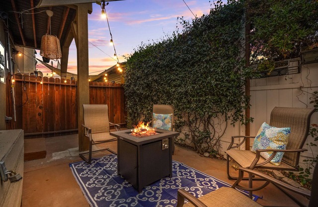 Romantic Long Beach Escape : Fire Pit & Arcade Fun