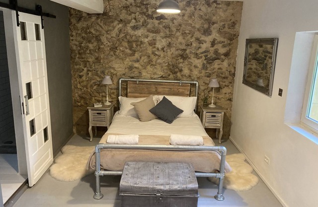 Romantic one bedroom studio apartment with pool , walking distance to Monpazier