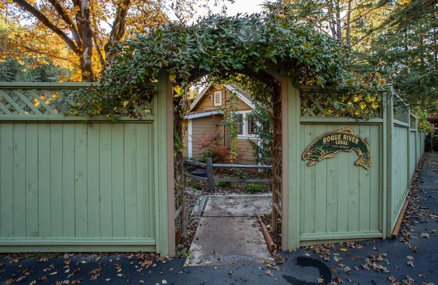 Romantic & private cabin on Rogue River, 1 hr from Crater Lake