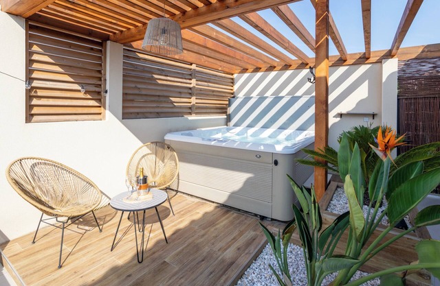 Romantic suite with private jacuzzi - reversible air conditioning - near Canal du Midi