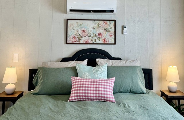 Romantic studio cottage, ride 2 Wolf Pen Gap, king, paved rd, fire pit, private.