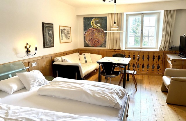 Romantic studio with garden, SWIMMING POOL, mountain railways for free