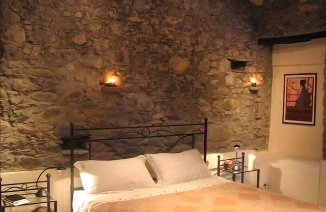 Romantic Tuscan Riverside Cottage Close to Shops/Restaurants