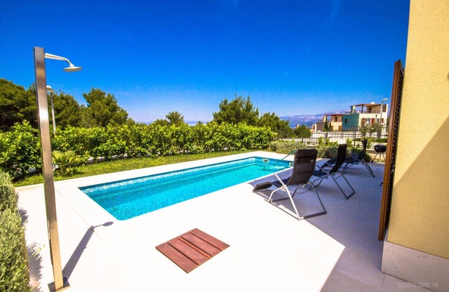 Romantic villa — 10 min from the beach!