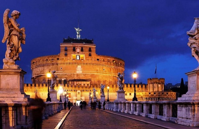 Rome: luxury apartment in front of S. Angel’s Castle, ideally located: 5 minutes walk from S. Peter, Navona square and Campo de’ Fiori, excellently served and relied
