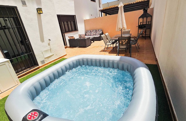 RONDA HOME, BEAUTIFUL MODERN HOUSE + WIFI