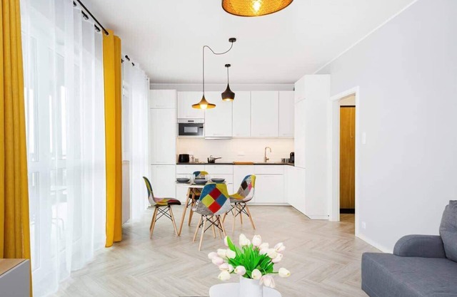 Rondo Wiatraczna | Large Apartment | Desk