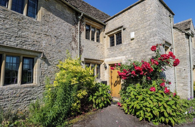 ROOD COTTAGE, pet friendly, character holiday cottage in Burford
