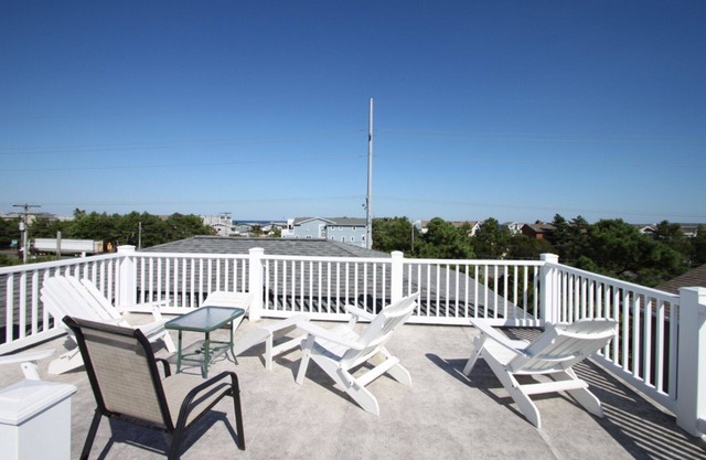 Roof Top Deck & Spacious Contemporary Home 3 Blocks to the Beach w/Free Golf, Water Park and More!