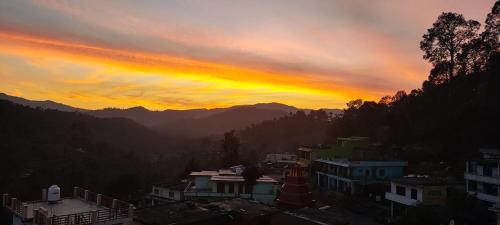 Rooftop Homestay With Mountains View