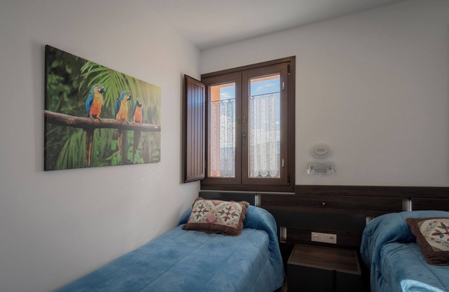 Room '103 Doble Adaptada' with Shared Garden, Wi-Fi and Air Conditioning
