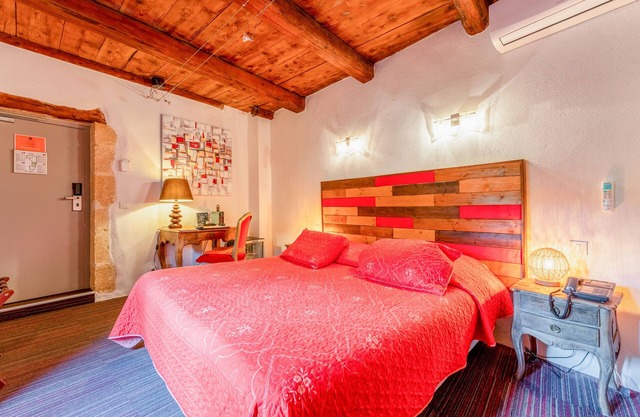 Room '12' with shared pool, Wi-Fi and air conditioning