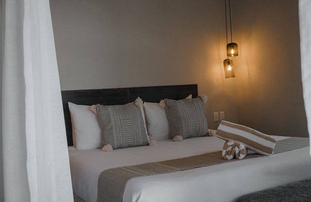 ROOM 6- Romantic 1 Bedroom Ocean Front Condo
