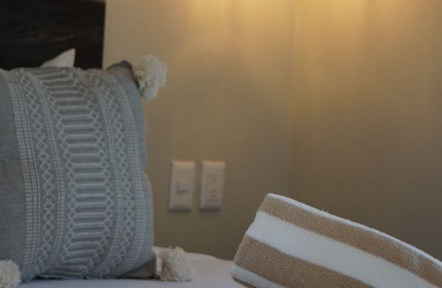 ROOM 7- Romantic 1 Bedroom Ocean Front Condo