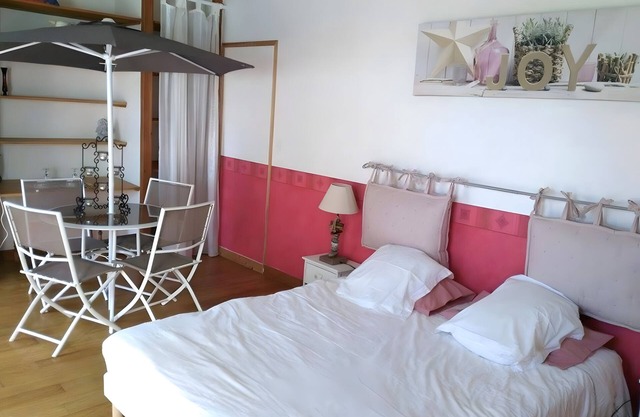 Room 'Chambre A' with Shared Pool, Wi-Fi and Air Conditioning