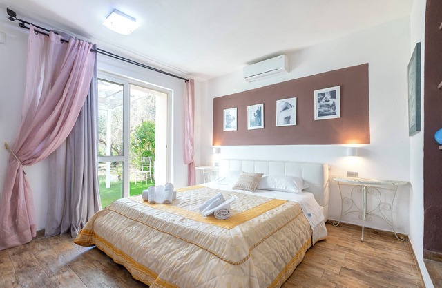 Room 'Double Corbezzolo Con Patio' with Shared Pool, Private Terrace and Air Conditioning