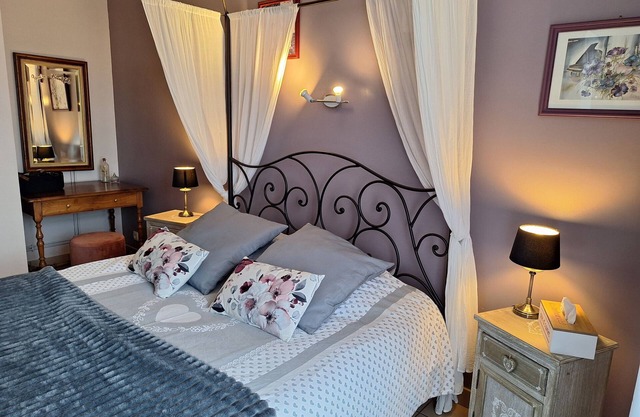 Room 'Le Meslay N°2 - Room for 2 People' with Shared Terrace, Shared Garden and Wi-Fi