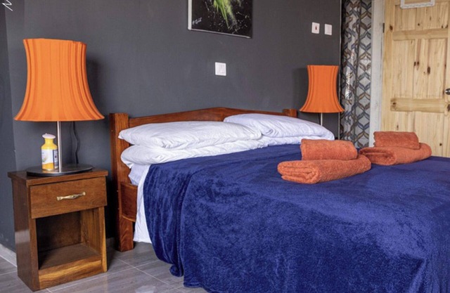 Room - Sleeps 3 - Balcony - Pool - Parking