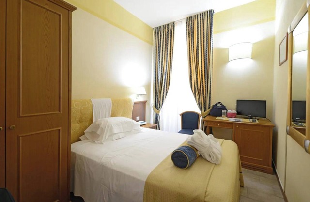 Room 'Tripla 1' with Shared Garden, Wi-Fi and Air Conditioning