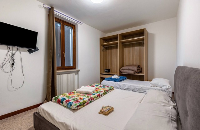 Room 'Tripla Basic' with Shared Terrace, Wi-Fi and Air Conditioning