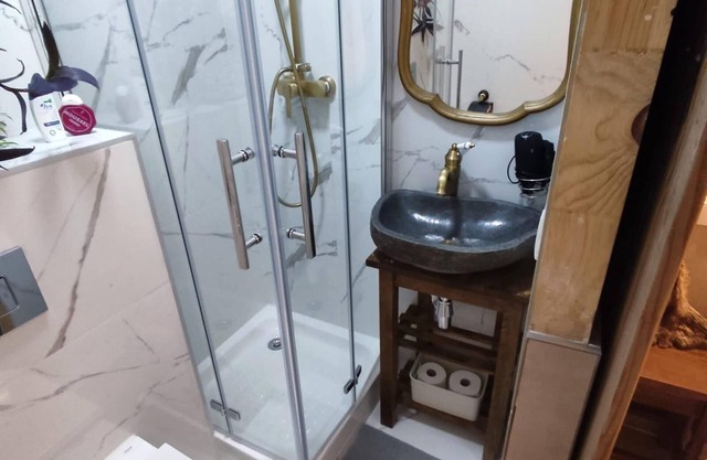 Room with private bathroom 2