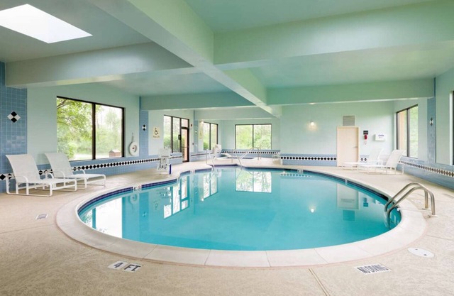 Room with Whirlpool & Free Breakfast – Just Minutes from Carlisle Army Barracks