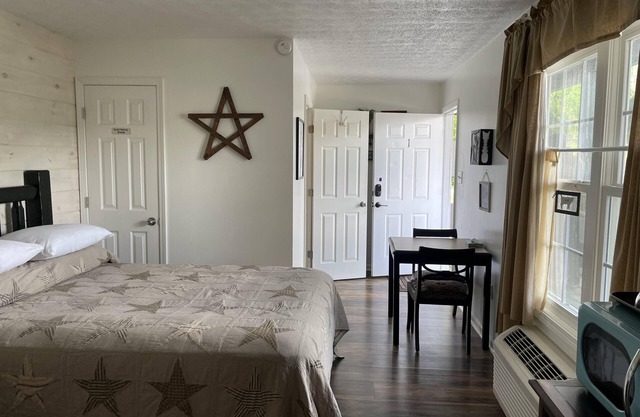 Room with wi-fi, mini fridge and microwave Red River Gorge area