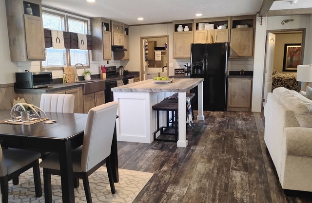 Roomy 3-bedroom horse ranchette with hiking/biking trails. Noccalula & Gadsden