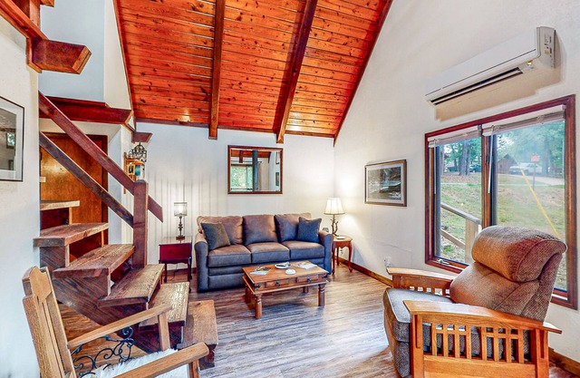 Roomy mountain-view cabin with a loft, wrap-around deck, WiFi - dogs OK