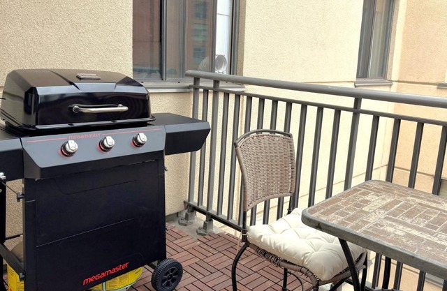 Roomy Top Floor at Stampede w Free Parking and AC