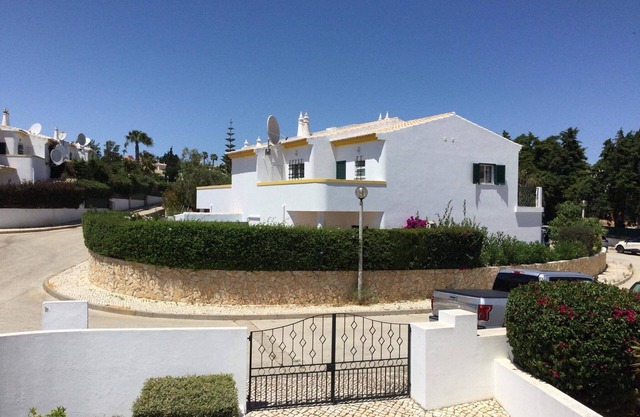 Rosa Floresta - delightful 3-bed townhouse with private pool & aircon