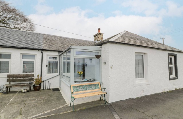 ROSALIN COTTAGE, pet friendly, with open fire in Irvine