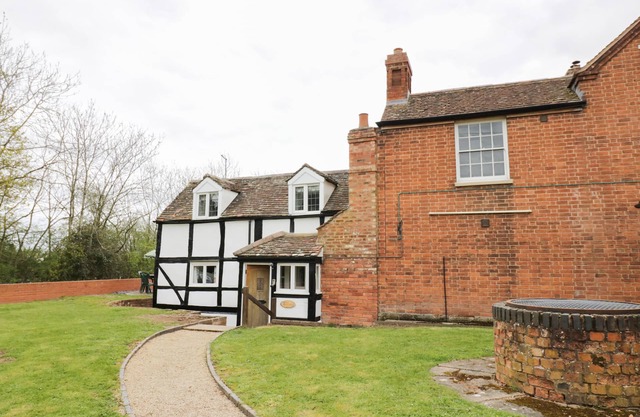 ROSE COTTAGE, family friendly, with a garden in Upton Upon Severn