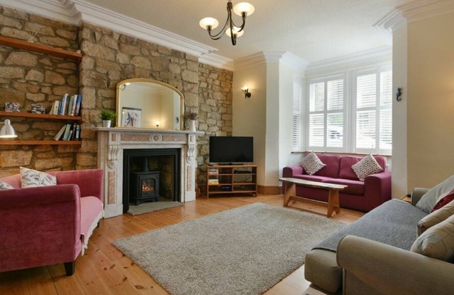 ROSE HOUSE, pet friendly, luxury holiday cottage in Alnmouth