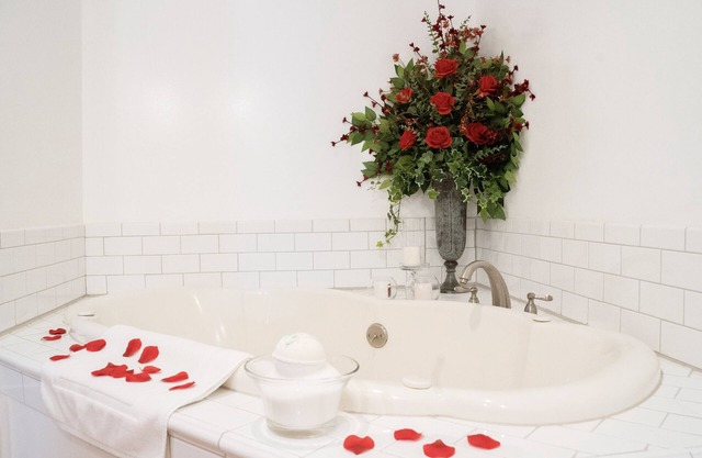 Rose Tranquility Cottage -Jetted Tub-Balcony