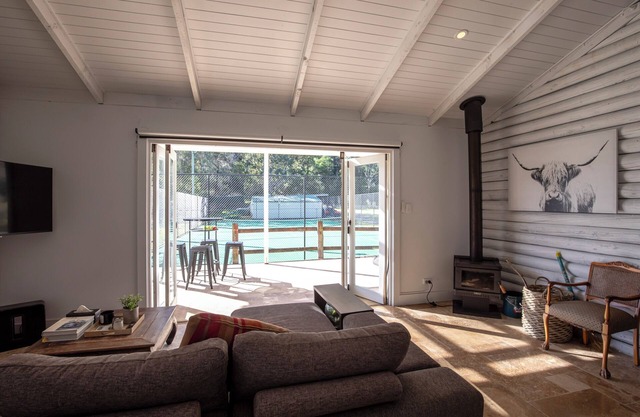 Rosemont's Tiny Bungalow House with Tennis Court - n