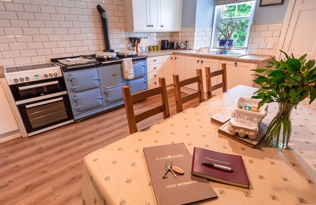 ROTTAL FARMHOUSE, pet friendly, with open fire in Kirriemuir