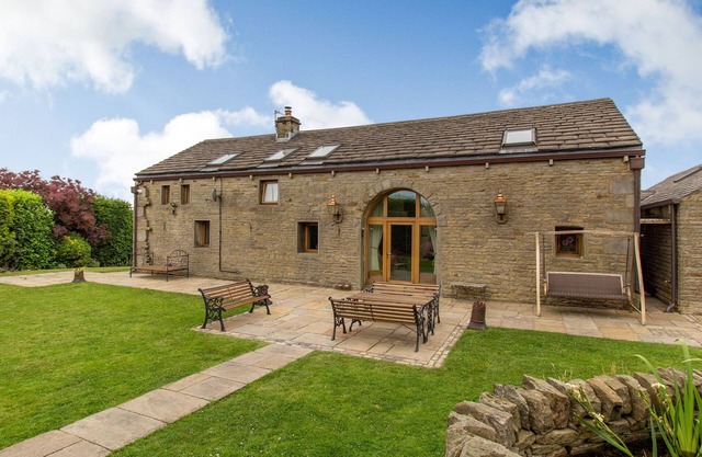 ROUGH BANK BARN, pet friendly, character holiday cottage in Newhey