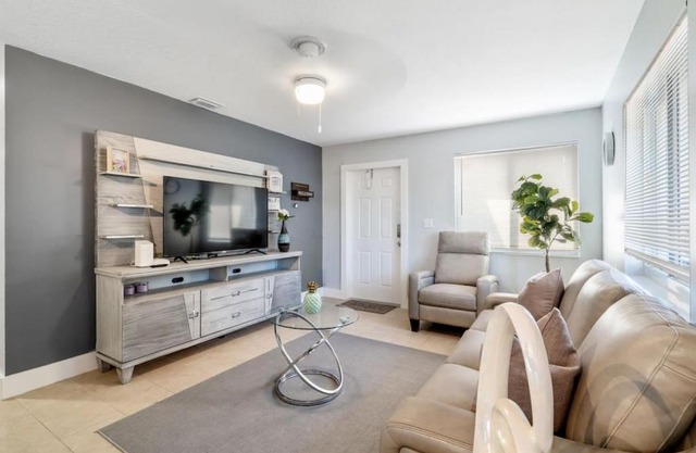 Roxanas 3bed 2bath Home with Modern Interior and BBQ Backyard