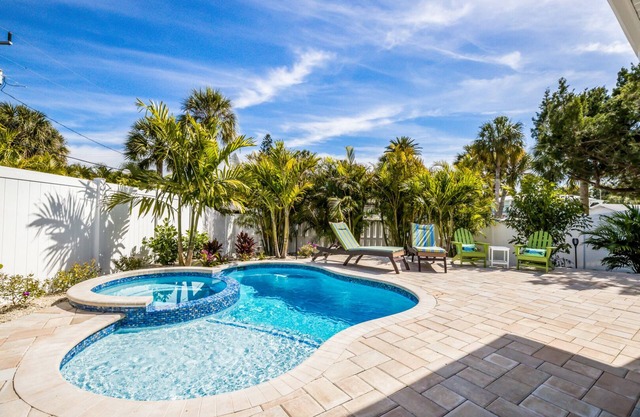 Royal Palm: Pool, 2 Blocks to Beach, Close to Dining & Shopping by Anna Maria Life Vacation Rentals
