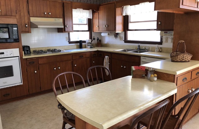 Rural Acreage, entire house, 20 min. to Iowa City