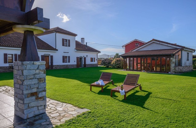 Rural apartment Casona de Llanorrozo for 6 people